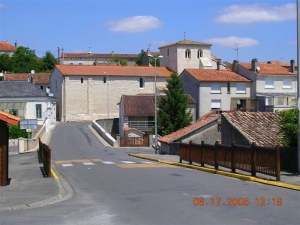 On aperçoit "l'acqueduc" et, sur la droite, la route qui mène à la vallée (Ph. G. BRANCHUT)