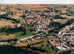 Le Logis en bas à droite en 2006 (Col. Mairie)