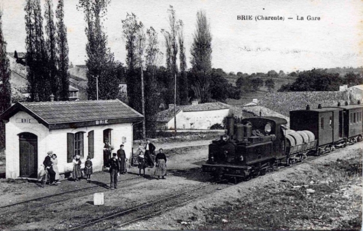 Le Petit Mairat arrive en gare de Brie (Collection Christophe RAMBLIERE)