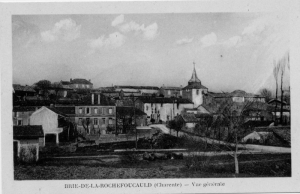 vue générale du Bourg. On peut voir l'aile gauche de l'école, délà construite et le clocher de l'église tel qu'il était à l'époque (Ph. Ch. RAMBLIERE)