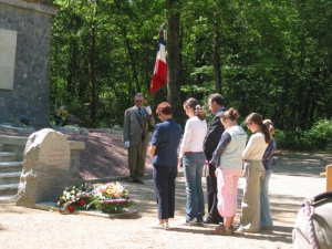 Cérémonie du 8 mai 1995 au Monument des Fusillés de la Braconne (Ph. Annick LAPOUGE)