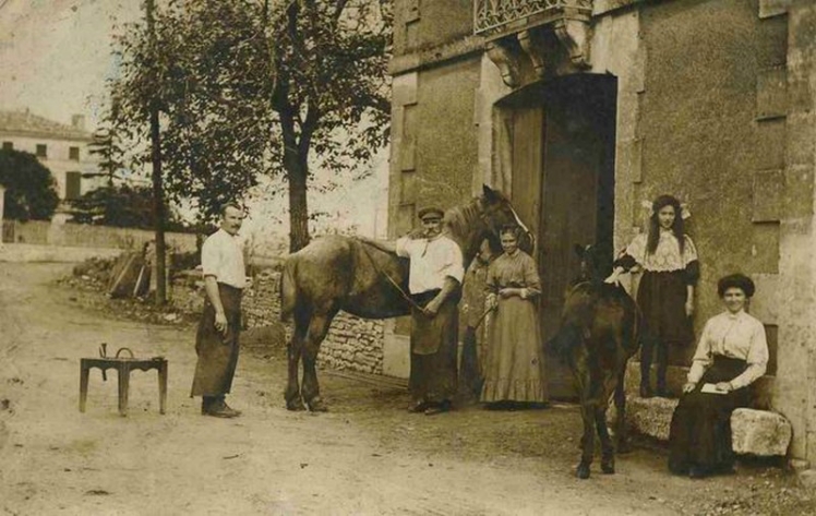 Cette maréchalerie était placée juste en face de la dernière maréchalerie des Frauds. Elle est devenue Bar-restaurant tenu par Mr et Mme GAUTHIER puis transformée en habitation dans les années 1990 (Col Ch. RAMBLIERE)