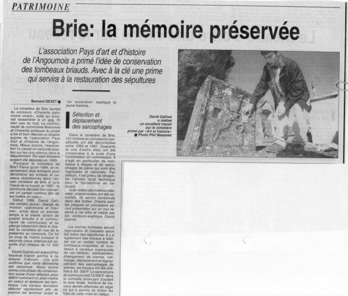 David devant l'un des monuments funéraires sauvegardés : la Pierre Tombale d'un Officier de Napoléon (Article de la CL du 10 février 2000)