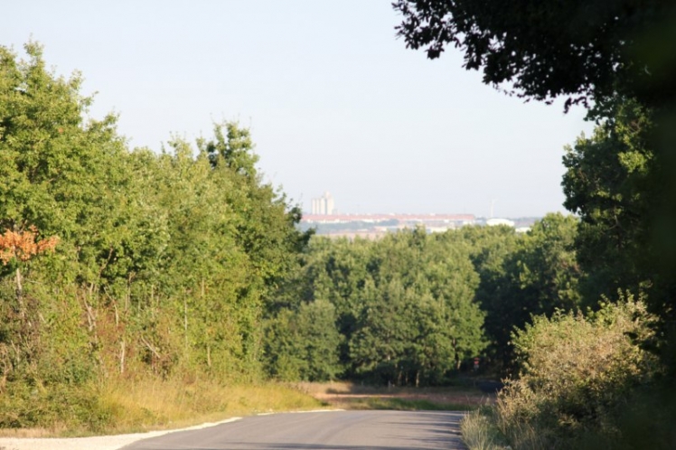 De la RD388 après le carrefour de la Croix des Voisins, on aperçoit bien les silots de Vars, aussi bien verticaux qu'horizontaux (Ph. G. B. 08-2010)