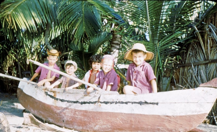 Les 3 frères dans une pirogue sur la plage de Raména avec les amis Leguelte