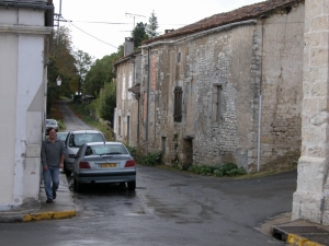 La maison du garde-champêtre est celle qui a les volets blancs (Ph. G. BRANCHUT 2004)