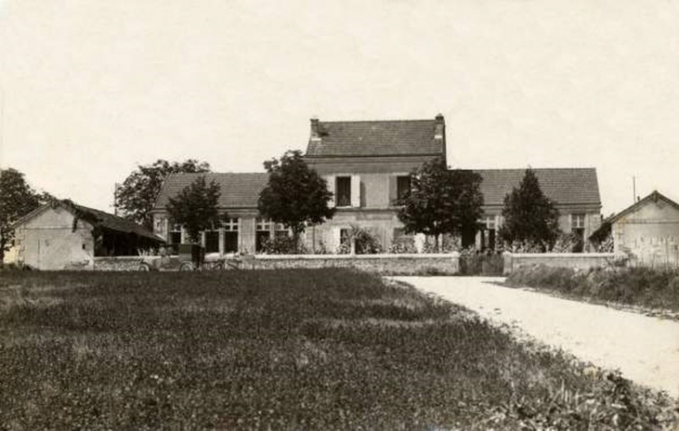 L'école de la Prévôterie au début du XX ème siècle. Si on examine cette photo, on remarque la vieille voiture garée devant le premier arbre à gauche. Collection Christophe RAMBLIERE