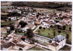 En bas de cette photo, la maison Fournier avec ses écuries accolées. (Col. Ch. RAMBLIERE)