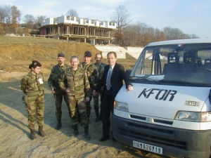 En bonne compagnie au Kosovo en février 2002 (Ph. Conseil Général)