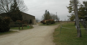 Entrée du Centre équestre. En face, la 1ère carrière créée en 1974. (Ph. J. CHASSAGNE)