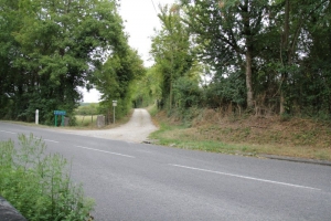 Entrée du chemin de l'Epinette en face de la Fontaine de Lirat (Ph. G. BRANCHUT 08-2010)