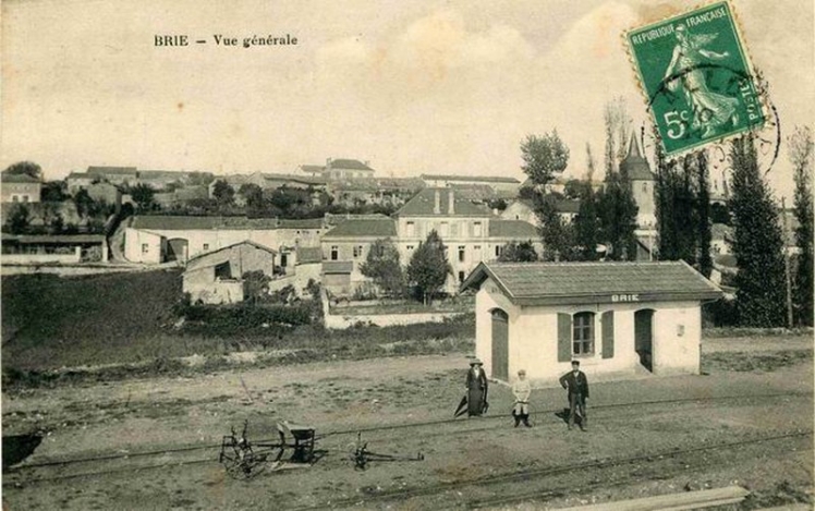 Sur cette photo datant d'avant 1930 on peut voir à l'arrière de la gare, la mairie et, de chaque côté, les écoles des filles et des garçons (à noter que l'extension n'est pas encore faite) Collection Christophe RAMBLIERE