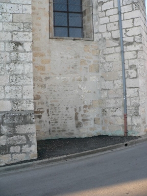 La sacrisitie sud se trouvait certainement à cet endroit. On aperçoit la trace de l'entrée. (Ph. G. BRANCHUT 2009)