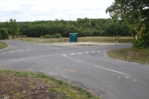 Le carrefour en question, amélioré et avec un emplacement pour garer son véhicule et décharger les verres (Ph. G. B.)