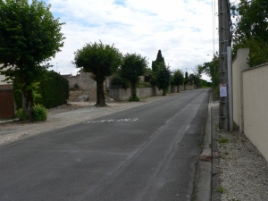 Le mur le long de la RD91 après réfection (Ph. G.B.)