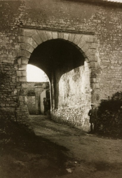 Le porche du Logis avant sa destruction (Col. G.BRANCHUT)