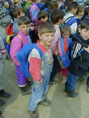 Les enfants de l'école ont eu leur matériel scolaire distribué par l'Armée Française (Ph. Archives CG16)