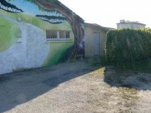 Les WC rajoutés en prolongement, derrière la salle des fêtes et cachés par une haie. (Ph. G. BRANCHUT 2009)