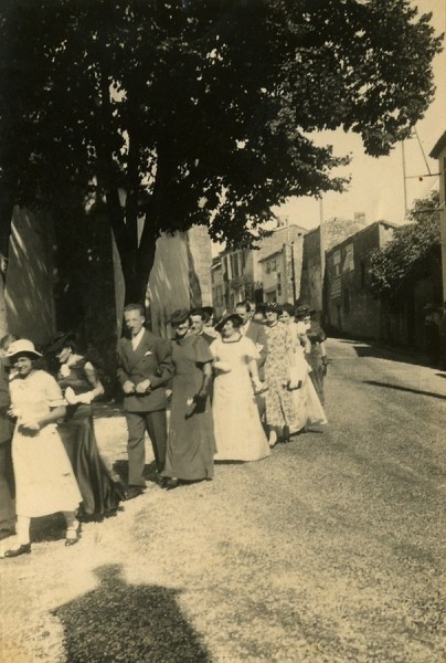 Sur cette photo d'époque, on voit bien l'arbre en question, devant la petite porte de l'église (Col. Ch. RAMBLIERE)