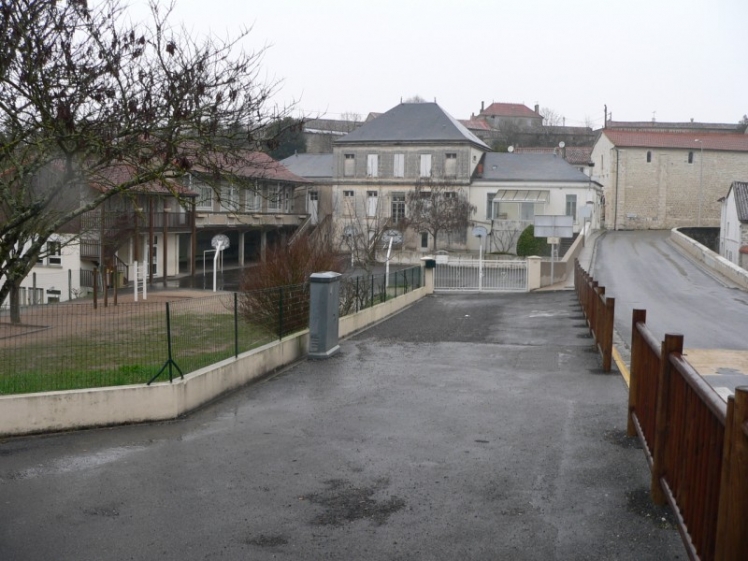 L'école du Bourg en 2007 (Photo Guy BRANCHUT)