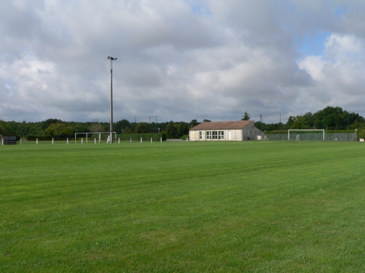 Le terrain de foot et le club house (ph. G. BRANCHUT)