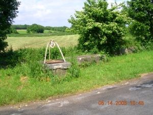 Puits de Chez Jouany sur la route qui mène au village (Ph. G. BRANCHUT)