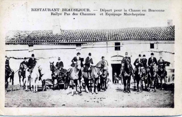 Restaurant Beauséjour. Départ pour la chasse. Toujours la propriété de la même famille : Mr et Mme HERAUD (Col. Ch. RAMBLIERE). Le petit garçon à la porte d'entrée est Jeannot HERAUD.