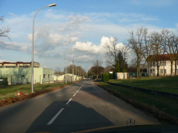 Traversée du 515ème RT sur la RD105. On aperçoit le plateau, au loin, en noir plus foncé (Ph. G. BRANCHUT)