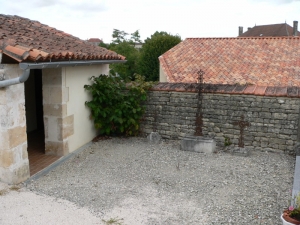 Mur du nord du vieux cimetière. A gauche l'ossuaire actuel et, derrière, le dojo en 2008 (Ph. G. BRANCHUT)