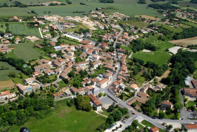 Une partie du Bourg de Brie avec la vallée après aménagement au milieu et à droite de la photo (Ph. Max MACCARI et Club Photo de Brie)