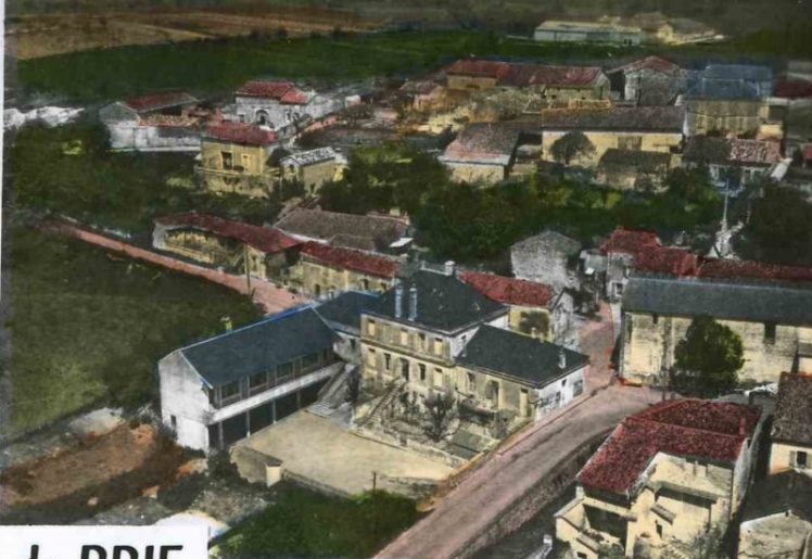 La mairie et les deux écoles de chaque côté (filles et garçons). Cette photo a été prise alors que l'extension de classes à la perpendiculaire de l'école des filles avait été réalisée (Col. Ch. RAMBLIERE)