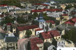 On aperçoit la place de l'église qui était un cimetière aux XVII et XVIIIème siècles (Col. Ch. RAMBLIERE)