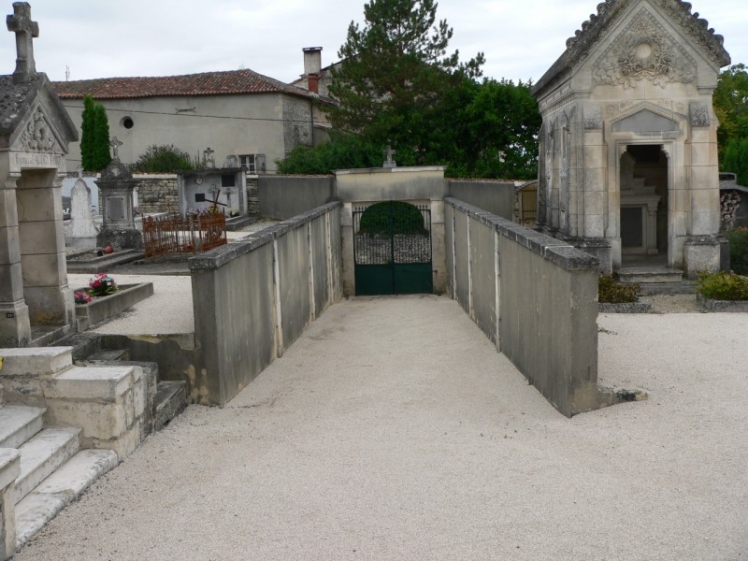 Vue intérieure de la porte principale du cimetière (Ph. G. BRANCHUT 2007